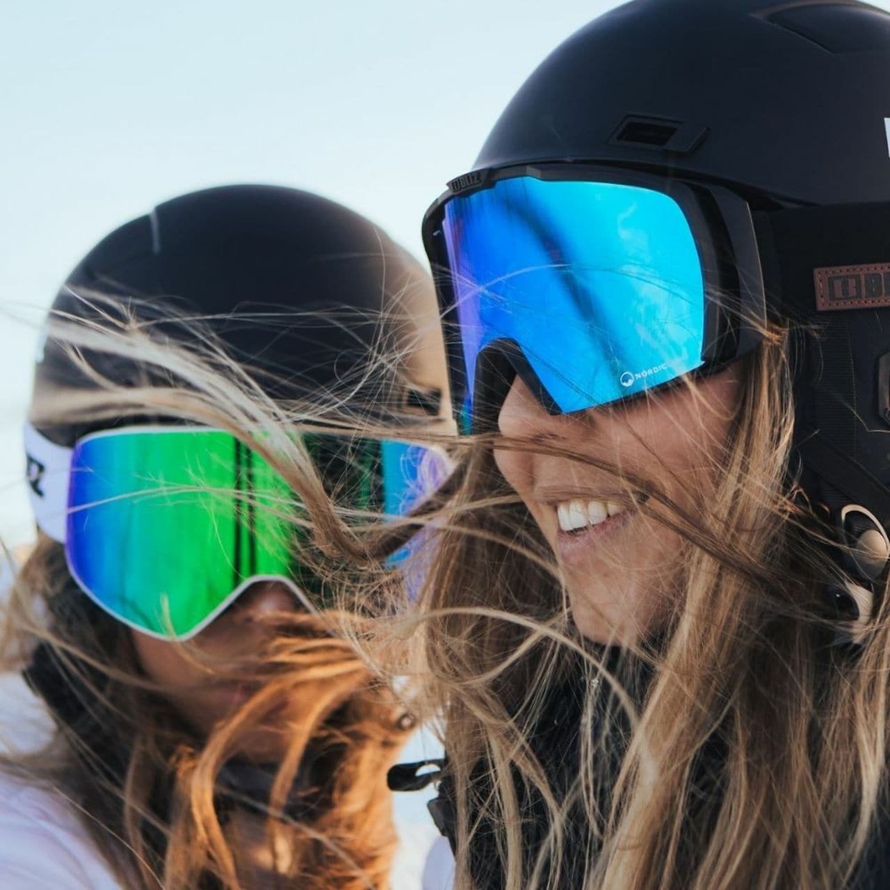 À VENIR: LA COULEUR FAIT LA DIFFÉRENCE-Le choix de la couleur des verres de votre masque de ski/scooter dépend avant tout de ce que vous recherchez. Un verre qui s'adapte à toutes les conditions météorologiques et de luminosité – ou un verre spécial pour des conditions spécifiques. Pour les environnements nuageux, sombres et brumeux : La meilleure couleur des verres des masques de ski est transparente, jaune ou rose Vous souhaitez améliorer les contrastes Vous souhaitez une pénétration élevée de la lumière Pour des journées claires, lumineuses et ensoleillées : La meilleure couleur pour les verres des masques de ski est le noir ou l'argenté Vous voulez une faible pénétration de la lumière Vous pouvez opter pour des verres polarisés qui réduisent l'éblouissement dû aux surfaces réfléchissantes Vous ne souhaitiez pas vous contenter de verres interchangeables, mais vous voulez des verres polyvalents : Verres de couleurs comme l'orange, le rouge, le bleu, le vert et le violet Verres à pénétration moyenne de la lumière Ou verres photochromiques qui s'adaptent à la luminosité de l'environnement Misez sur les verres polyvalents ! Si vous optez pour la gamme polyvalente, vous profiterez d'une plus grande facilité d'utilisation et réaliserez des économies, car vous n'aurez pas besoin d'acheter et d'entretenir plusieurs verres. Mais vous renoncerez à la fonction spécialisée.